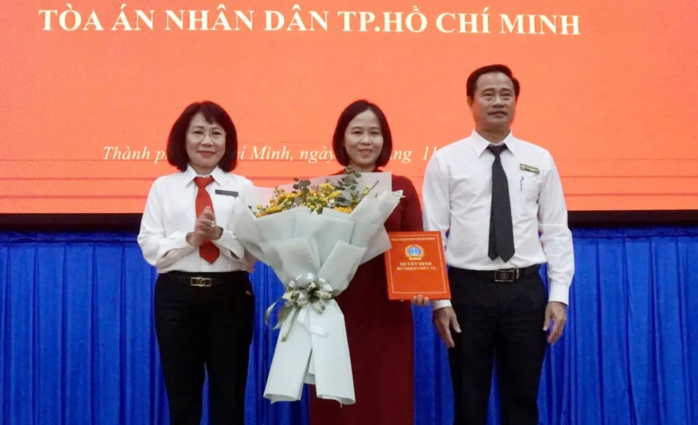trao-quyet-dinh-bo-nhiem-pho-chanh-van-phong-tand-tphcm-3248.jpg