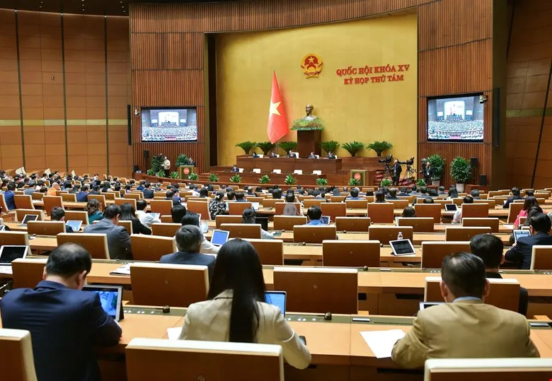 Quốc hội biểu quyết thông qua Luật Phòng cháy, chữa cháy và cứu nạn, cứu hộ, sáng 29-11. Ảnh: PHẠM THẮNG Nhà ở tại các thành phố phải trang bị thiết bị truyền tin báo cháy