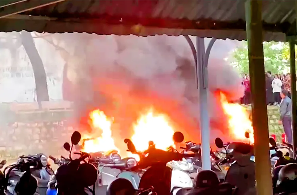 Bãi để xe nhà trường bốc cháy, 7 xe của học sinh bị thiêu rụi Trường THPT Quang Trung