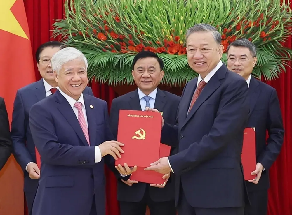 cong-bo-bo-may-moi-cua-co-quan-uy-ban-trung-uong-mttq-viet-nam.png