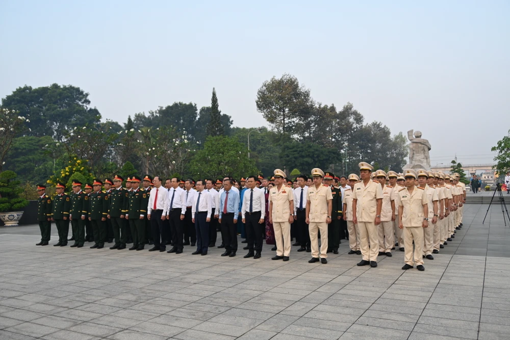 doan-dai-bieu-tp-hcm-dang-huong-tuong-niem-cac-anh-hung-liet-si.JPG