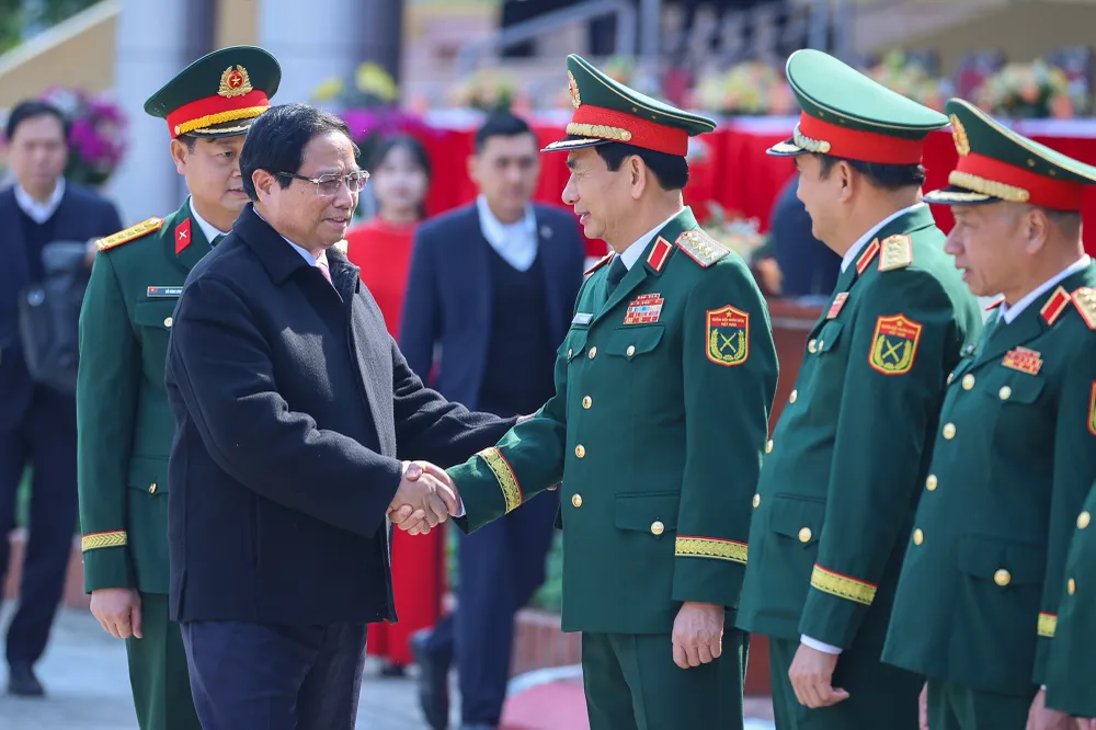 thu-tuong-pham-minh-chinh-chuc-tet-va-kiem-tra-cong-tac-ung-truc-tai-mot-so-don-vi-quan-doi-cong-an-5.jpg