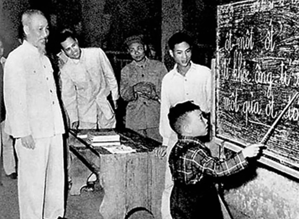 Bác Hồ thăm một lớp Bình dân học vụ trong kháng chiến. Ảnh tư liệu (VGP) hoc-tap-suot-doi.jpg