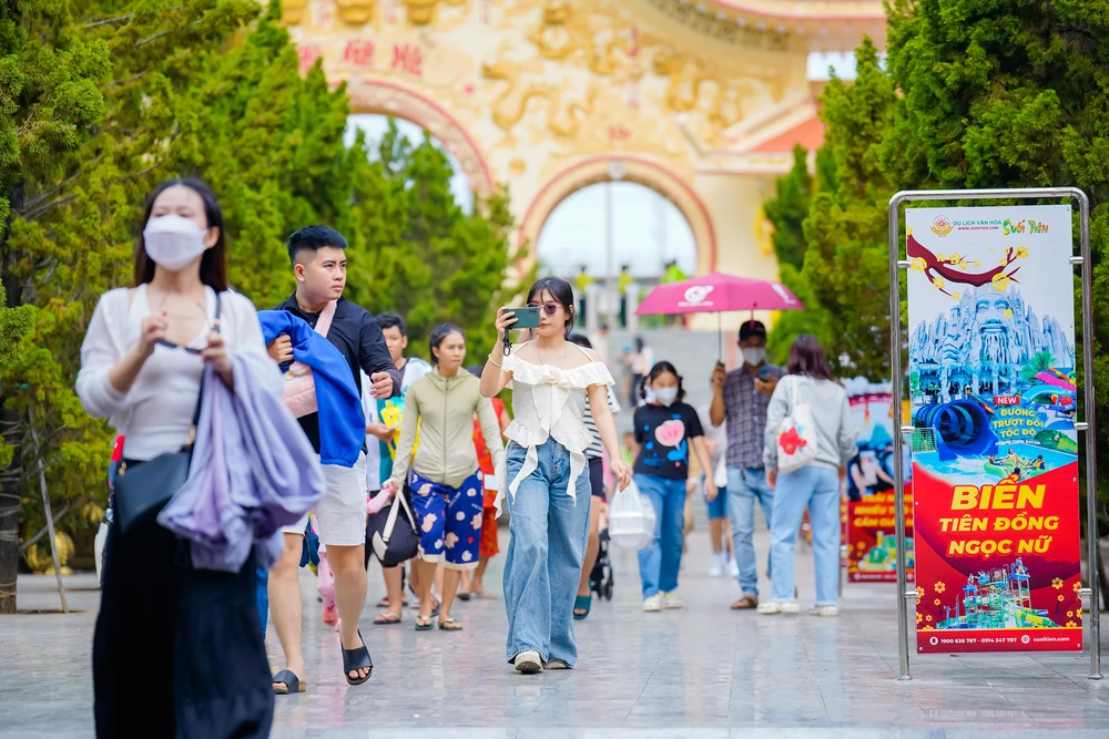 tphcm-hang-nghin-nguoi-du-lich-tet-tro-ve-tuoi-tho-4-3609-6806.jpg