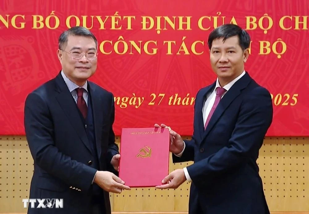 Trưởng Ban Tổ chức Trung ương Lê Minh Hưng (bên trái) trao quyết định cho ông Nguyễn Thành Tâm. Ảnh: TTXVN nhan-su-tuan-qua-bo-chinh-tri-dieu-dong-bo-nhiem-nhieu-vi-tri-nhan-su.jpg