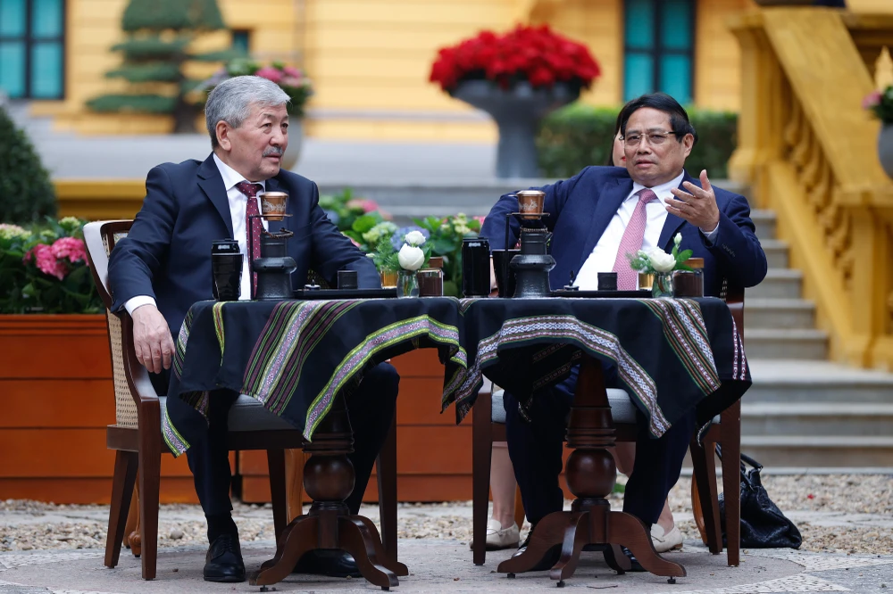 2-thu-tuong-viet-nam-kyrgzystan-tham-nha-san-bac-ho-tu-tay-pha-ca-phe-viet-nam-1.jpg