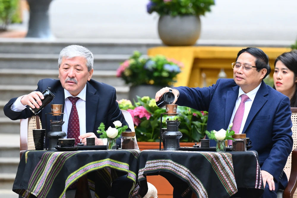 2-thu-tuong-viet-nam-kyrgzystan-tham-nha-san-bac-ho-tu-tay-pha-ca-phe-viet-nam-5.jpg