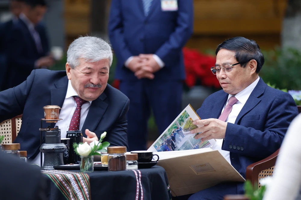 2-thu-tuong-viet-nam-kyrgzystan-tham-nha-san-bac-ho-tu-tay-pha-ca-phe-viet-nam-7.jpg
