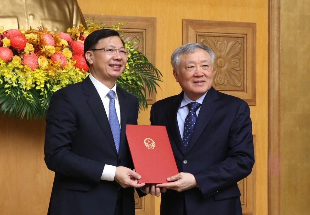 Phó Thủ tướng Thường trực Nguyễn Hòa Bình (phải) trao Quyết định bổ nhiệm chức vụ Phó Chủ nhiệm Văn phòng Chính phủ cho ông Phạm Mạnh Cường. Ảnh: VGP 2025-nguyen-manh-cuong-vpcp-2.jpg