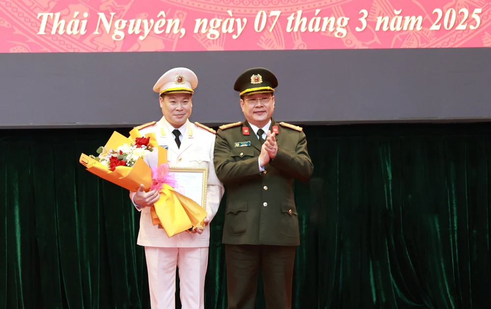 Đại tá Bùi Đức Hải, Giám đốc Công an tỉnh Thái Nguyên trao quyết định và tặng hoa chúc mừng Thượng tá Nguyễn Xuân Hùng. Ảnh: CỔNG TTĐT THÁI NGUYÊN Nhân sự tuần qua: Bổ nhiệm phó giám đốc công an ở 6 tỉnh