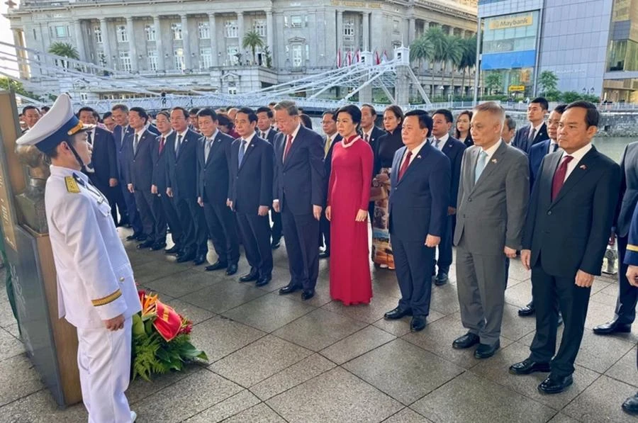 Tổng Bí thư Tô Lâm và đoàn trước tượng Bác. Ảnh: TTXVN tong-bi-thu-to-lam-va-phu-nhan-dang-hoa-tuong-niem-chu-tich-ho-chi-minh-tai-singapore-2.jpg