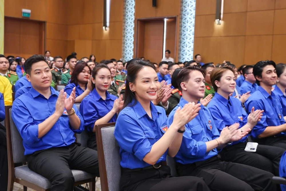  thu-tuong-pham-minh-chinh-voi-thanh-nien.jpg
