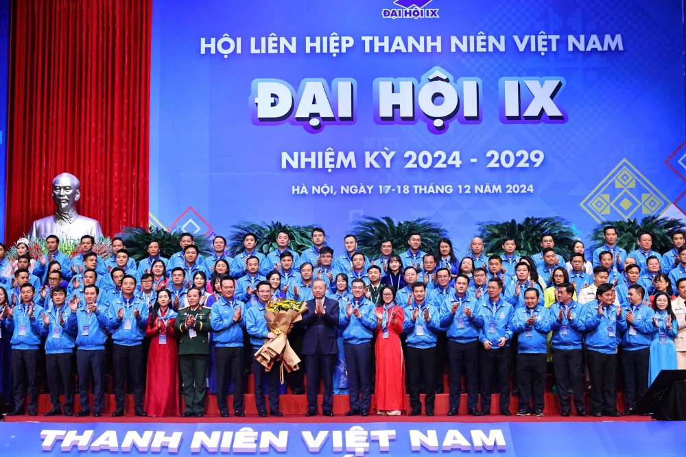 Tổng Bí thư Tô Lâm tặng hoa chúc mừng Ủy ban Trung ương Hội Liên hiệp Thanh niên Việt Nam khóa IX, tháng 12-2024. Ảnh: VGP Tổng Bí thư Tô Lâm: Tương lai cho thế hệ vươn mình