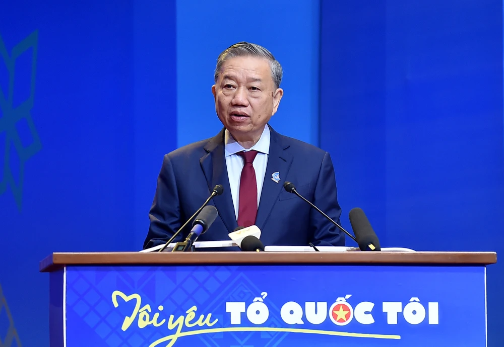 Tổng Bí thư Tô Lâm tại Đại hội đại biểu toàn quốc Hội Liên hiệp Thanh niên Việt Nam lần thứ IX, ngày 18-12-2024. Ảnh: VGP tong-bi-thu-to-lam-cung-thanh-nien.jpg