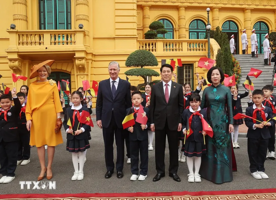 Chủ tịch nước Lương Cường và Phu nhân cùng Nhà Vua Vương quốc Bỉ Philippe và Hoàng hậu cùng các cháu thiếu nhi Thủ đô. Ảnh: TTXVN le-don-nha-vua-bi-10.jpg