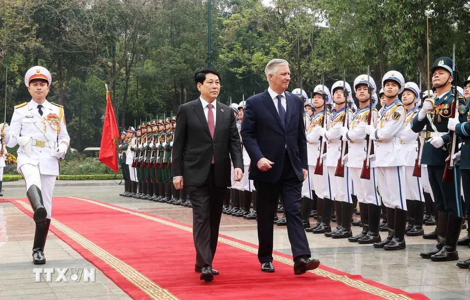 Chủ tịch nước Lương Cường và Nhà Vua Vương quốc Bỉ Philippe duyệt đội danh dự Quân đội Nhân dân Việt Nam. Ảnh: TTXVN le-don-nha-vua-bi-11.jpg