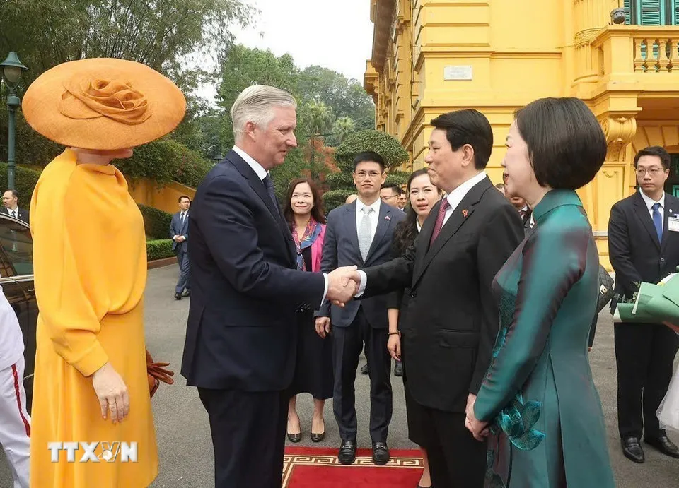 Chủ tịch nước Lương Cường và Phu nhân đón Nhà vua Vương quốc Bỉ Philippe và Hoàng hậu. Ảnh: TTXVN Lễ đón trọng thể Nhà vua Bỉ và Phu nhân đến Việt Nam