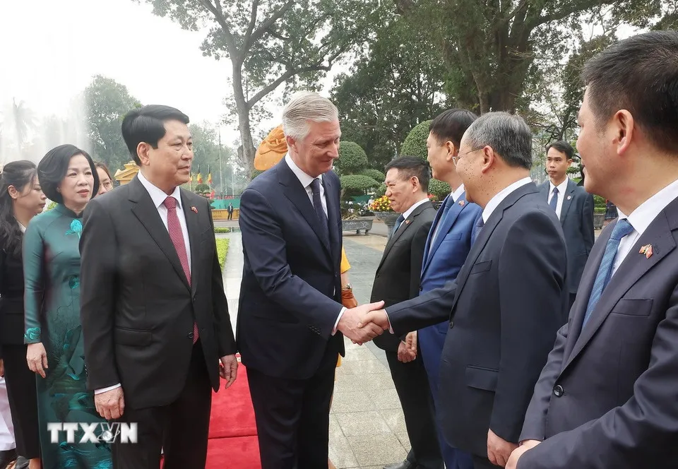 Chủ tịch nước Lương Cường giới thiệu các đại biểu Việt Nam với Nhà Vua và Hoàng hậu Bỉ. Ảnh: TTXVN le-don-nha-vua-bi-6.jpg