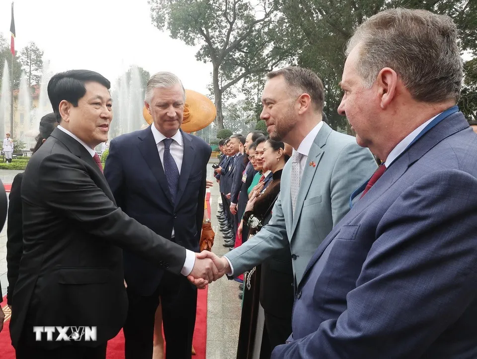 Chủ tịch nước Lương Cường với các đại biểu Vương quốc Bỉ. Ảnh: TTXVN le-don-nha-vua-bi-8.jpg