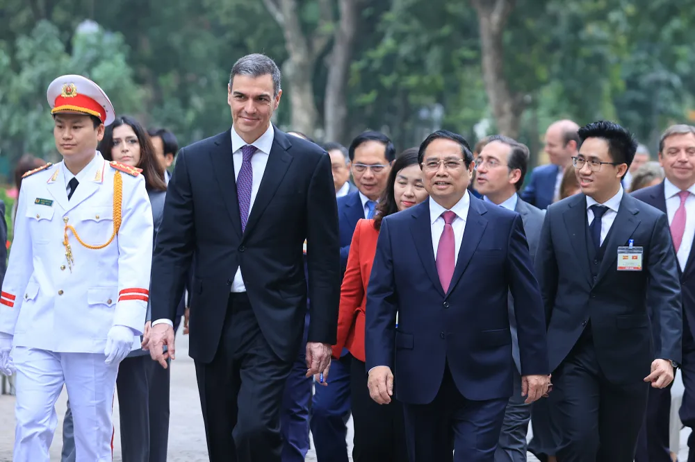 Thủ tướng Phạm Minh Chính và Thủ tướng Pedro Sánchez cùng di chuyển tới Trụ sở Chính phủ để tiến hành hội đàm. Ảnh: vGP le-don-trong-the-thu-tuong-tay-ban-nha-pedro-sanchez-tham-chinh-thuc-viet-nam-1.jpg