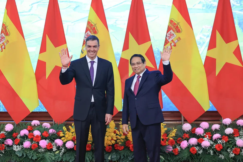 Thủ tướng Phạm Minh Chính và Thủ tướng Pedro Sánchez trước khi tiến hành hội đàm. Ảnh: VGP Lễ đón trọng thể Thủ tướng Tây Ban Nha Pedro Sánchez thăm chính thức Việt Nam