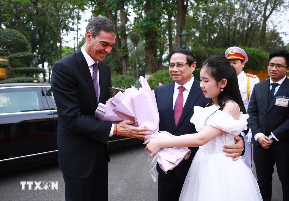 Thiếu nhi Thủ đô tặng hoa chào mừng Thủ tướng Tây Ban Nha Pedro Sanchez thăm Việt Nam. Ảnh: TTXVN le-don-trong-the-thu-tuong-tay-ban-nha-pedro-sanchez-tham-chinh-thuc-viet-nam-4.jpg