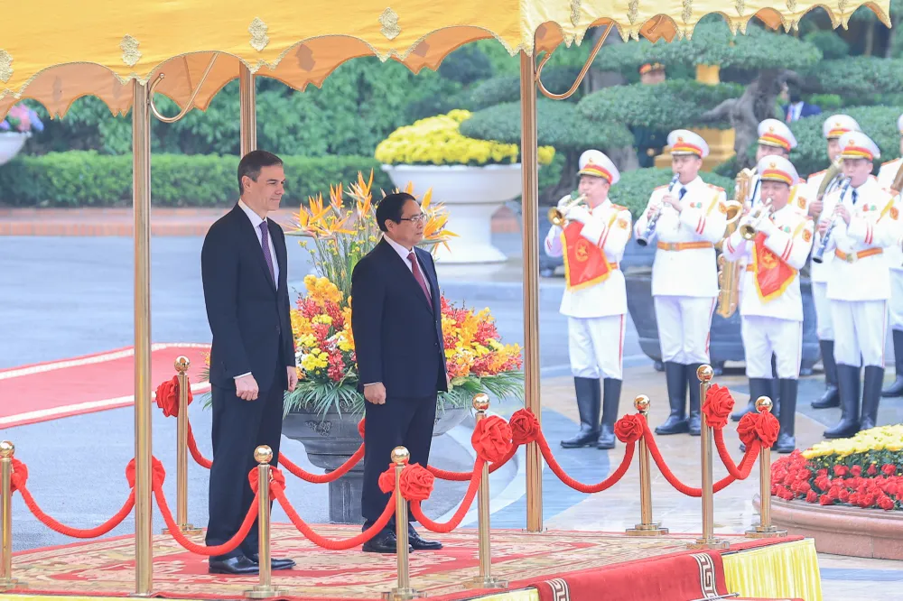 Thủ tướng Chính phủ Phạm Minh Chính và Thủ tướng Vương quốc Tây Ban Nha Pedro Sánchez nghe Quốc thiều hai nước. Ảnh: VGP le-don-trong-the-thu-tuong-tay-ban-nha-pedro-sanchez-tham-chinh-thuc-viet-nam-5.jpg