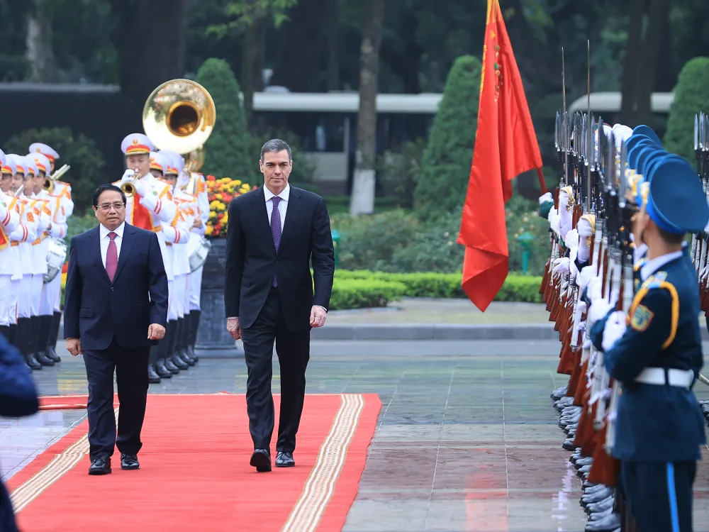 Thủ tướng Phạm Minh Chính và Thủ tướng Vương quốc Tây Ban Nha Pedro Sánchez duyệt Đội Danh dự Quân đội nhân dân Việt Nam. Ảnh: VGP le-don-trong-the-thu-tuong-tay-ban-nha-pedro-sanchez-tham-chinh-thuc-viet-nam-6.jpg