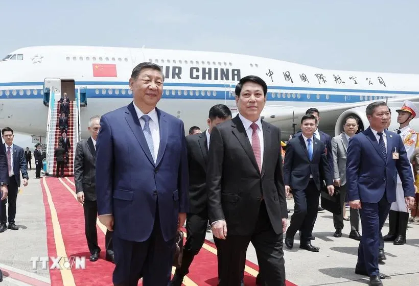 Ủy viên Bộ Chính trị, Chủ tịch nước Lương Cường đón Tổng Bí thư, Chủ tịch nước Trung Quốc Tập Cận Bình tại Sân bay quốc tế Nội Bài. Ảnh: TTXVN don-chu-tich-trung-quoc-tap-can-binh-3.jpg