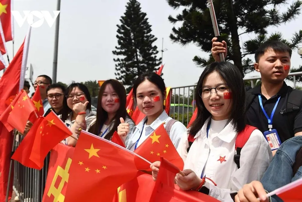Các bạn sinh viên chào đón Tổng Bí thư, Chủ tịch nước Trung Quốc Tập Cận Bình. Ảnh: VOV Đón Tổng Bí thư, Chủ tịch nước Trung Quốc Tập Cận Bình tại sân bay Nội Bài, thăm Việt Nam