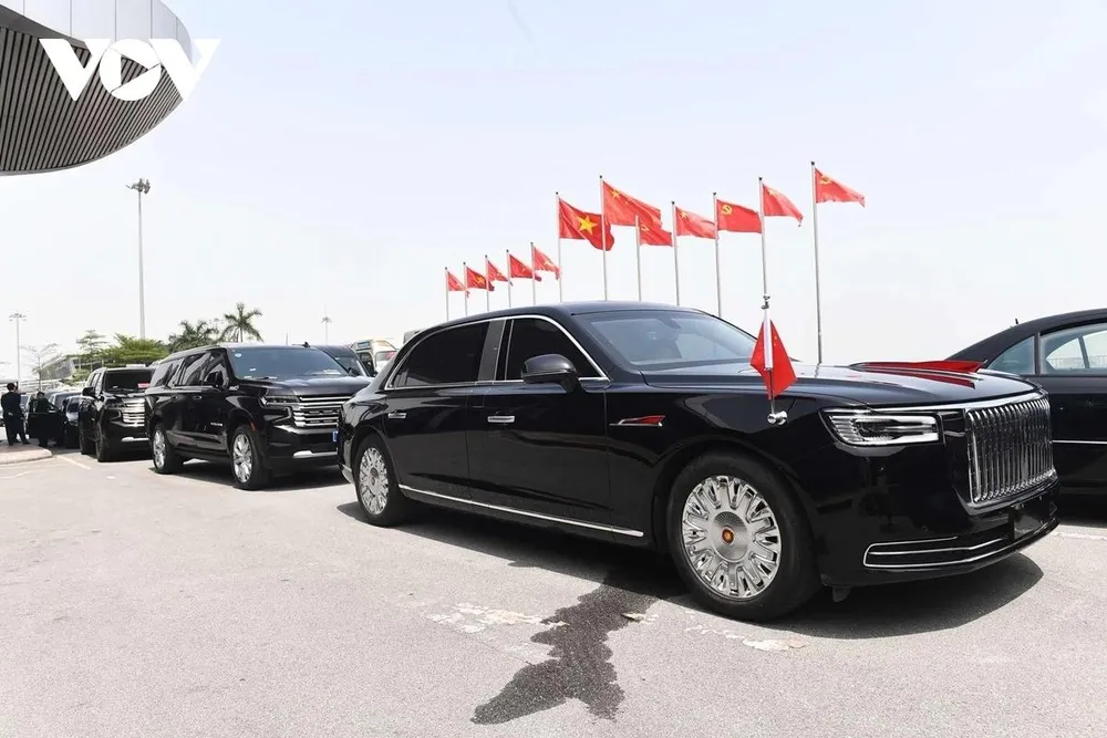 Xe Limousine Hồng Kỳ N701 được sử dụng để chở Tổng Bí thư, Chủ tịch Trung Quốc Tập Cận Bình đã đến nhà khách VIP A, sân bay Quốc tế Nội Bài. Ảnh: Quang Trung/VOV don-tong-bi-thu-chu-tich-nuoc-trung-quoc-tap-can-binh-tai-san-bay-noi-bai-tham-viet-nam.jpg