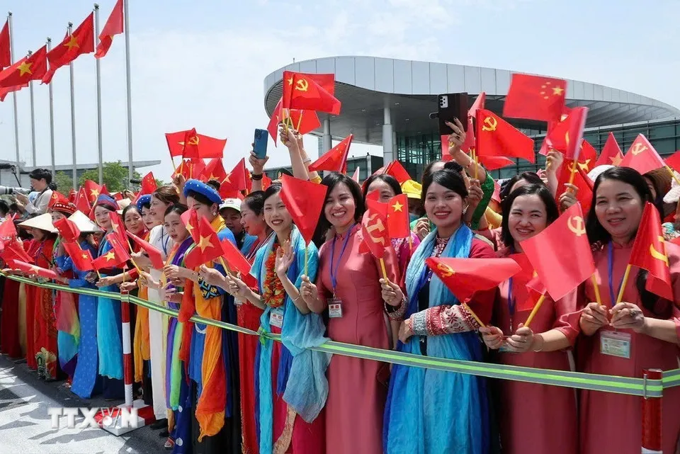 Đại diện các tầng lớp nhân dân Thủ đô Hà Nội đón Tổng Bí thư, Chủ tịch nước Trung Quốc Tập Cận Bình và Đoàn cấp cao Trung Quốc ở Sân bay quốc tế Nội Bài. Ảnh: TTXVN tong-bi-thu-chu-tich-nuoc-trung-quoc-tap-can-binh-den-ha-noi-bat-dau-chuyen-tham-cap-nha-nuoc-toi-viet-nam-3.jpg