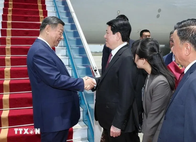 Đồng chí Lương Cường, Ủy viên Bộ Chính trị, Chủ tịch nước Cộng hòa xã hội chủ nghĩa Việt Nam đón Tổng Bí thư, Chủ tịch nước Trung Quốc Tập Cận Bình tại Sân bay quốc tế Nội Bài. Ảnh: TTXVN trang-trong-don-tong-bi-thu-chu-tich-nuoc-trung-quoc-tap-can-binh-tai-san-bay-noi-bai-3.jpg