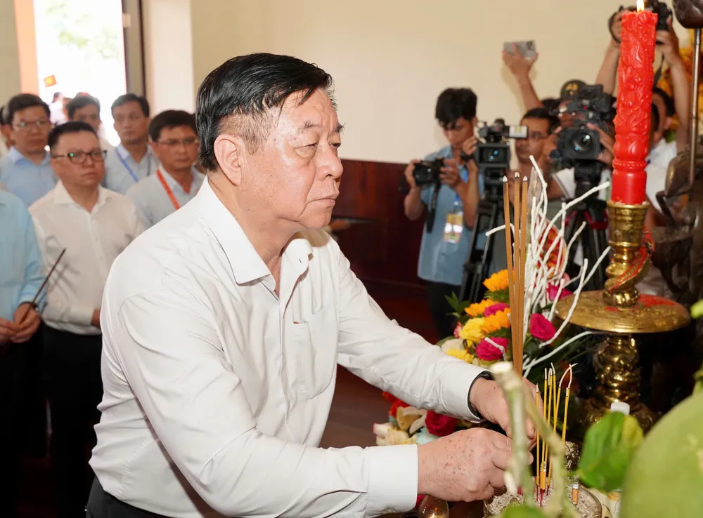 Trưởng ban Tuyên giáo và Dân vận Trung ương Nguyễn Trọng Nghĩa dâng hương tưởng nhớ Chủ tịch Hồ Chí Minh tại Bảo tàng Hồ Chí Minh - chi nhánh TP.HCM (Bến Nhà Rồng). Ảnh: THUẬN VĂN dang-huong-ben-nha-rong-30-4-thuan-van-4.jpg