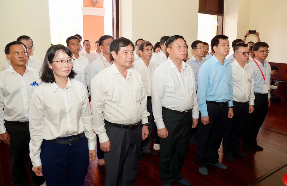Trưởng ban Tuyên giáo và Dân vận Trung ương Nguyễn Trọng Nghĩa, Phó Trưởng ban Tuyên giáo và Dân vận Trung ương Phan Xuân Thủy, Phó Thủ tướng Mai Văn Chính, Chủ tịch Hội Nhà báo Việt Nam Lê Quốc Minh, Trưởng Ban Tuyên giáo và Dân vận Thành ủy TP.HCM Nguyễn Mạnh Cường, Phó Chủ tịch UBND TP.HCM Trần Thị Diệu Thúy cùng các đại biểu dâng hương tưởng nhớ Chủ tịch Hồ Chí Minh. Ảnh: THUẬN VĂN dang-huong-ben-nha-rong-30-4-thuan-van-5.jpg