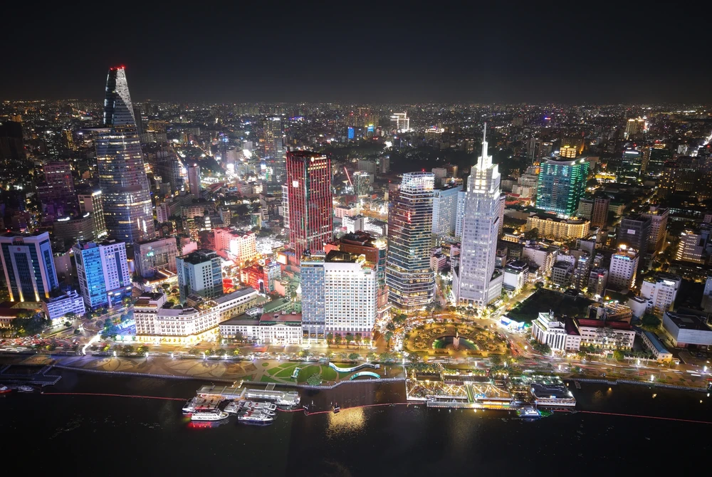 50 năm qua, TP.HCM đã trở thành một đô thị hiện đại, vươn tầm quốc tế. Ảnh: THUẬN VĂN suc-song-tp-hcm-bai-1-su-ket-tinh-50-nam-va-tam-nhin-cho-ky-nguyen-phat-trien-moi-1.jpg