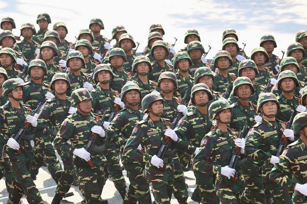 Quân đội nhân dân Lào tại buổi lễ diễu binh, diễu hành. Ảnh: HOÀNG GIANG hg-khoi-lao.jpg
