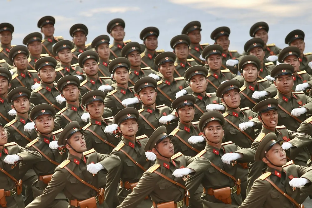 Khối sĩ quan đại diện cho 5 cánh quân tiến vào Sài Gòn trong Chiến dịch Hồ Chí Minh lịch sử, tái hiện hình ảnh 5 mũi tiến công thần tốc góp phần làm nên chiến thắng ngày 30.4.1975. Năm cánh quân gồm: Quân đoàn 1 - Binh đoàn Quyết Thắng, Quân đoàn 2 - Binh đoàn Hương Giang, Quân đoàn 3 - Binh đoàn Tây Nguyên, Quân đoàn 4 - Binh đoàn Cửu Long và Đoàn 232. Ảnh: HOÀNG GIANG hoang-giang-5-canh-quan.jpg