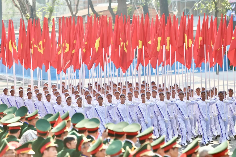 Những lá cờ Đảng, cờ Tổ quốc tung bay, tượng trưng cho lý tưởng, niềm tin chiến thắng; bản lĩnh, trí tuệ lãnh đạo của Đảng Cộng sản Việt Nam; sức mạnh của khối đại đoàn kết toàn dân tộc, được khơi nguồn, bồi đắp từ lịch sử, bừng cháy cho hôm nay và tỏa sáng đến mai sau. Đó là cội nguồn, là sức mạnh để toàn Đảng, toàn dân, toàn quân ta thực hiện thắng lợi sự nghiệp xây dựng và bảo vệ vững chắc Tổ quốc Việt Nam xã hội chủ nghĩa. Ảnh: HOÀNG GIANG hoang-giang-co-dang-co-to-quoc.jpg