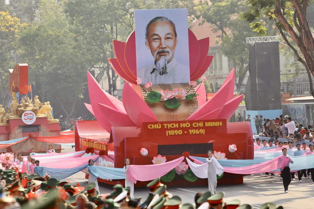 Chủ tịch Hồ Chí Minh, vị Lãnh tụ thiên tài, người sáng lập, lãnh đạo và rèn luyện Đảng ta, Anh hùng giải phóng dân tộc, Danh nhân văn hoá thế giới, Người Cha kính yêu của các lực Lượng vũ trang nhân dân. Người đã mở đường, chỉ lối và trực tiếp lãnh đạo cách mạng Việt Nam đi từ thắng lợi này đến thắng lợi khác, trong đó có Đại thắng mùa Xuân năm 1975, giải phóng miền Nam, thống nhất đất nước. Ảnh: HOÀNG GIANG hoang-giang-xe-ruoc-chan-dung.jpg