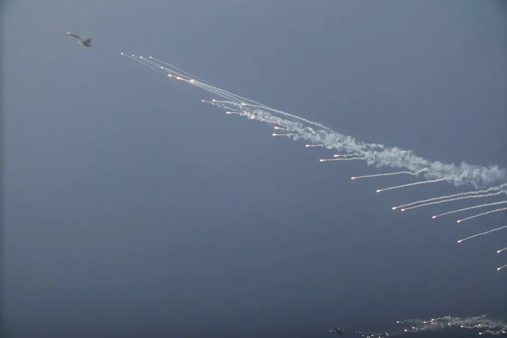 Su-30MK2 là loại máy bay tiêm kích đa năng siêu âm thế hệ mới, hiện đại; có ưu điểm vượt trội về tính năng kỹ, chiến thuật; dùng để tiêu diệt các loại máy bay đối phương, trong điều kiện giản đơn, phức tạp, cả ngày và đêm. Ảnh: HUỲNH DU huynh-du-may-bay-tha-nhiet.jpg
