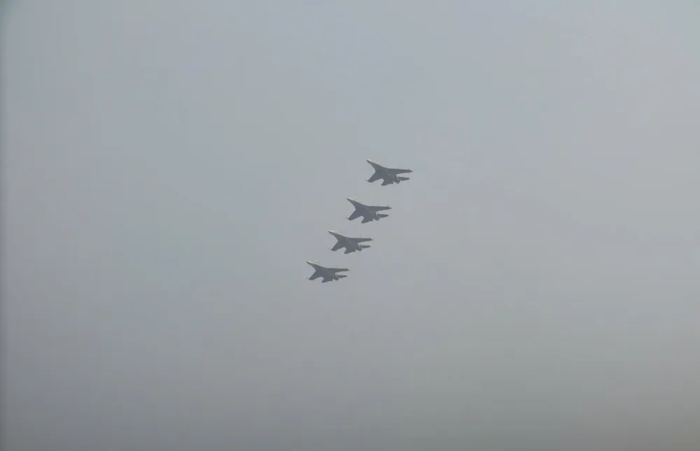 Cùng tham gia biểu diễn bay có các máy bay huấn luyện Yak-130. Ảnh: THUẬN VĂN huynh-du-tiem-kich.jpg
