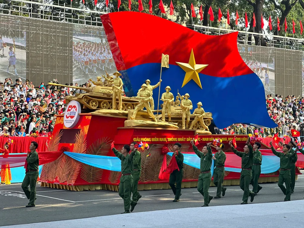 Đại thắng mùa Xuân năm 1975 là một trang sử hào hùng trong lịch sử dựng nước và giữ nước vĩ đại của dân tộc; hoàn thành sứ mệnh lịch sử vẻ vang; giải phóng miền Nam, thống nhất đất nước; đưa nước ta bước vào kỷ nguyên mới - kỷ nguyên của độc lập, thống nhất và cùng nhau xây dựng một nước Việt Nam xã hội chủ nghĩa - dân giàu, nước mạnh, dân chủ, công bằng, văn minh. Cổ vũ và thổi bùng ngọn lửa đấu tranh của nhân dân và các dân tộc bị áp bức vì mục tiêu độc lập dân tộc, hòa bình, dân chủ và tiến bộ xã hội trên toàn thế giới. Ảnh: LÊ THOA le-thoa-xe.jpg