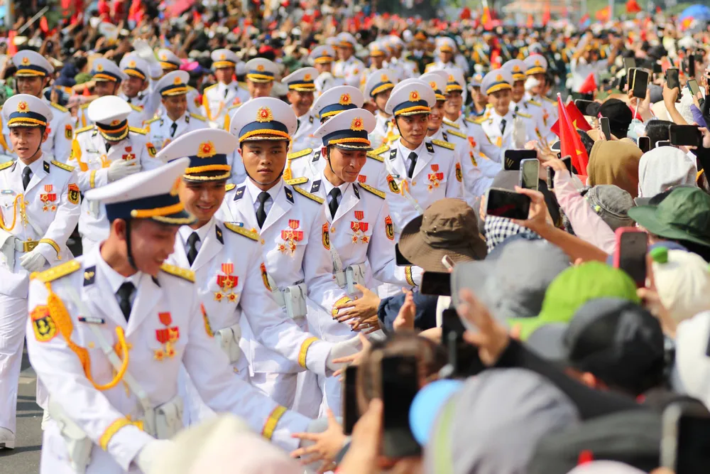 Chiến sĩ quân đội, công an diễu hành giữa vòng tay người dân. Ảnh: NGUYỄN TIẾN nguyen-tien-dieu-binh-4.jpg