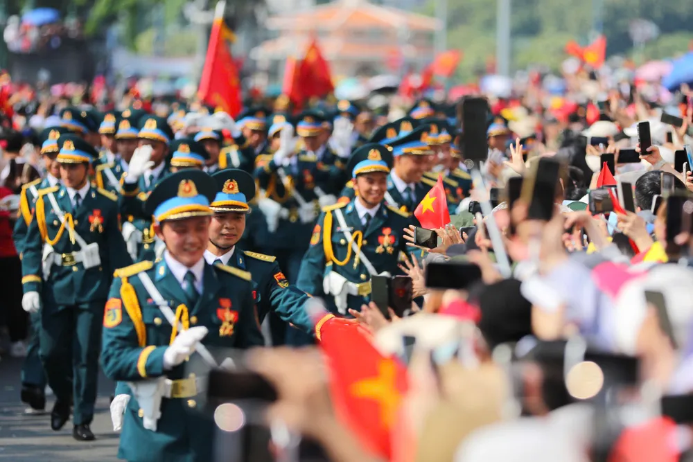 Chiến sĩ quân đội, công an diễu hành giữa vòng tay người dân. Ảnh: NGUYỄN TIẾN nguyen-tien-dieu-binh-5.jpg