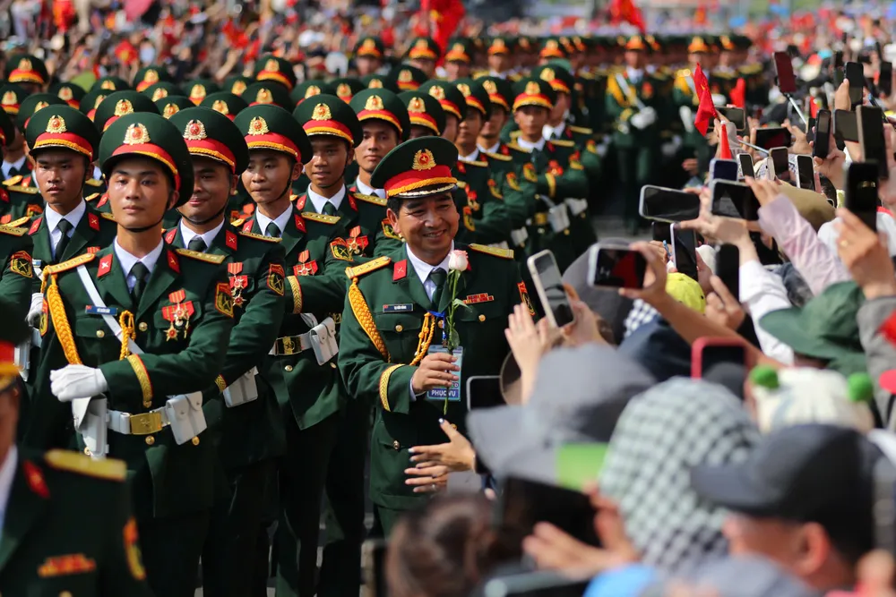 Chiến sĩ quân đội, công an diễu hành giữa vòng tay người dân. Ảnh: NGUYỄN TIẾN nguyen-tien-dieu-binh-6.jpg