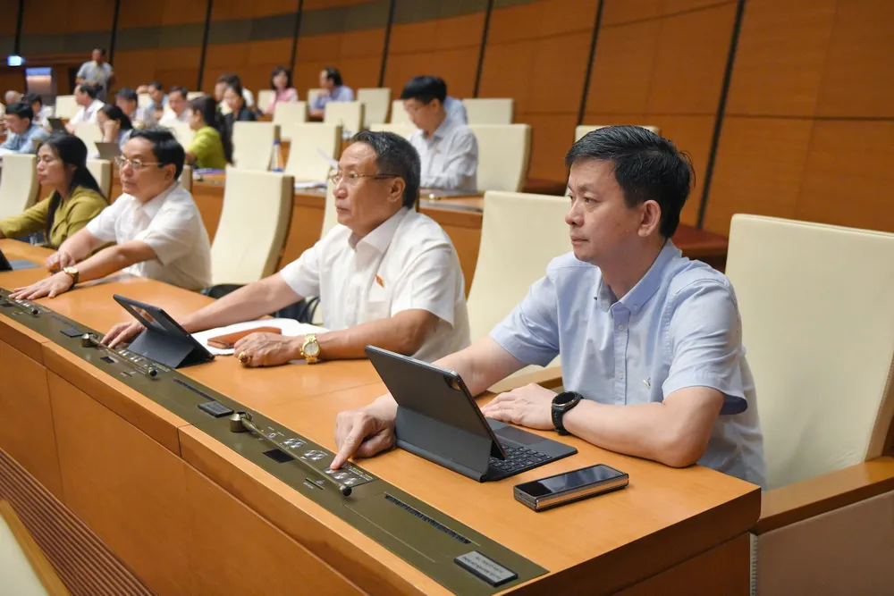 Các đại biểu bấm nút biểu quyết thông qua dự thảo Luật Quản lý và đầu tư vốn nhà nước tại doanh nghiệp, sáng 14-6. Ảnh: QH Từ 1-8, tiền lương, thưởng của người đại diện doanh nghiệp 100% vốn điều lệ nhà nước do Chính phủ quyết người đại diện chủ sở hữu trực tiếp