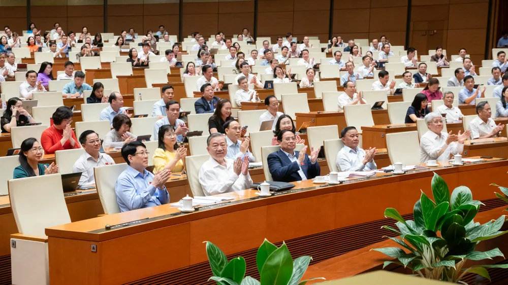 Thông qua Nghị quyết sửa Hiến pháp năm 2013, kết thúc hoạt động cấp huyện từ 1-7