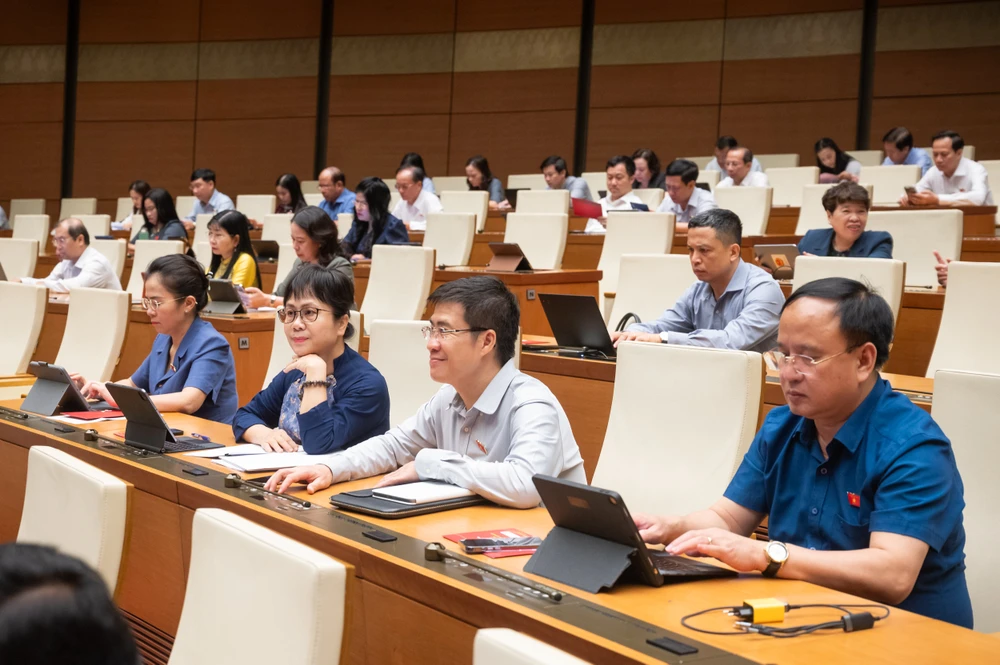 Quốc hội thông qua 5 dự luật quan trọng, có Luật Cán bộ, công chức sửa đổi