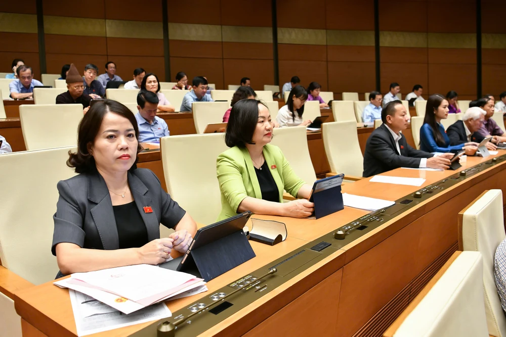 Quốc hội biểu quyết thông qua 8 dự luật, họp riêng về công tác nhân sự